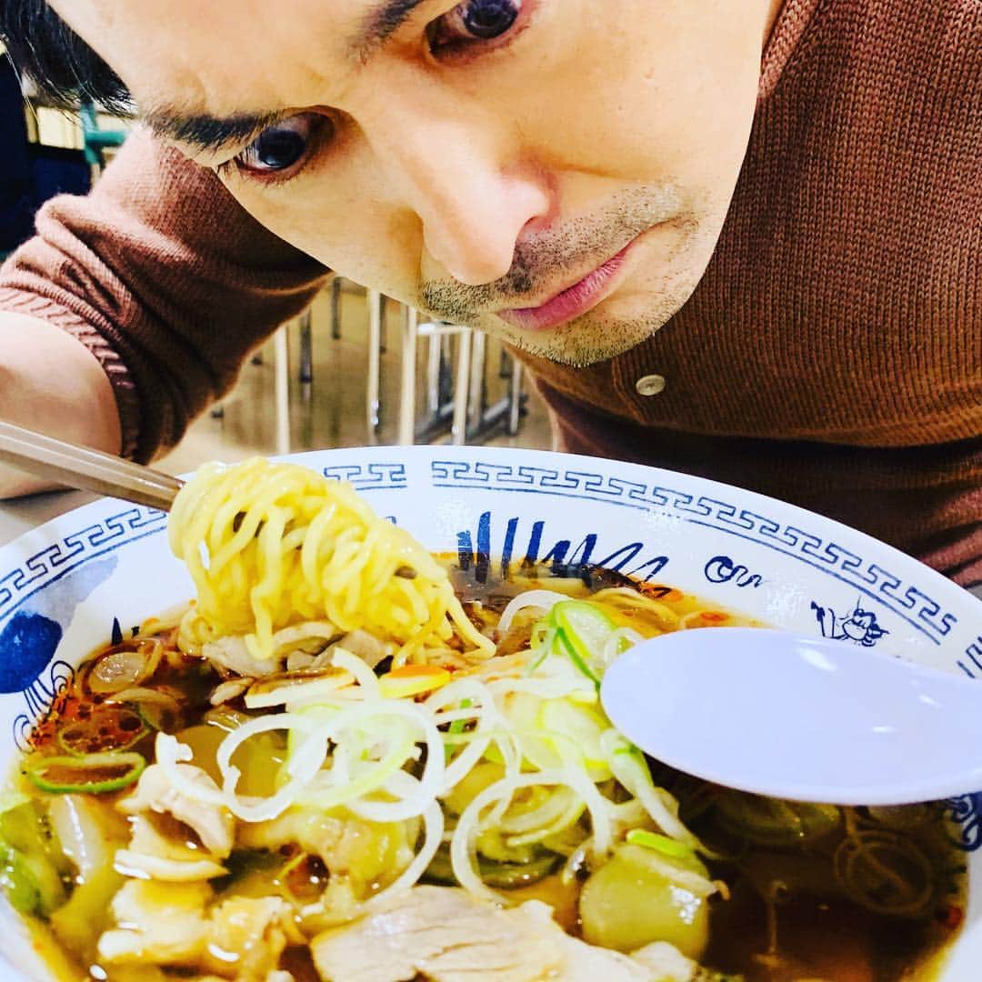 安田顕さんのインスタグラム写真 - (安田顕Instagram)「昼休憩。食堂。 ザーサイ麺。534kcal。 #睨み飯」2月27日 15時29分 - yasu_da_ken