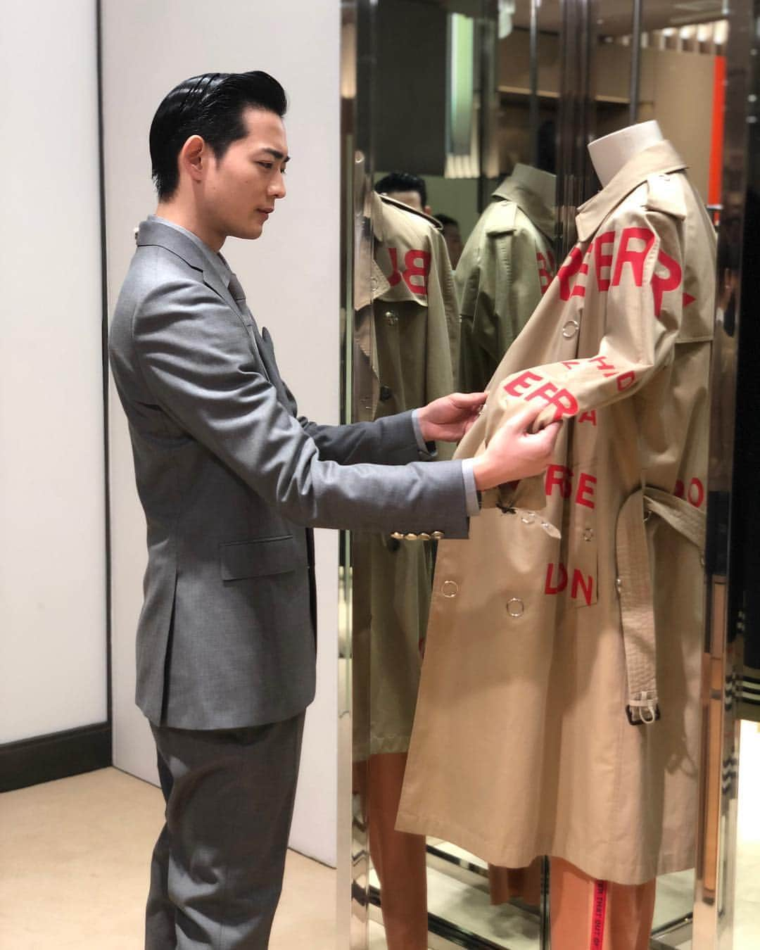 竜星涼さんのインスタグラム写真 - (竜星涼Instagram)「@burberry #popupstore #isetanmens 2/27-3/12🧡❤️#riccardotisci #firstcollection」2月27日 16時08分 - ryo_ryusei