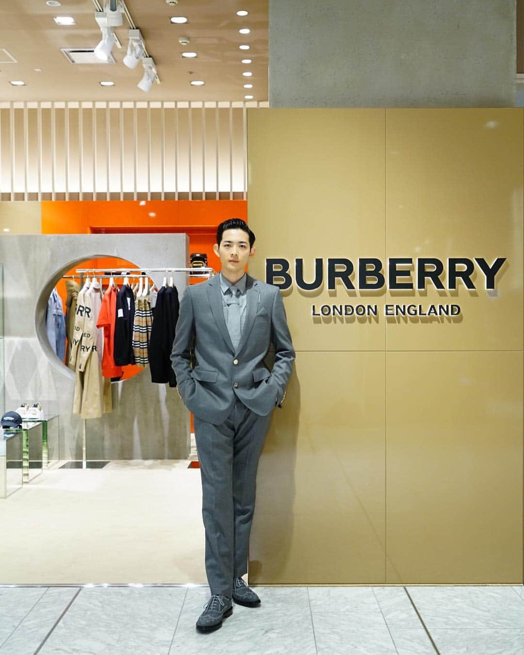 竜星涼さんのインスタグラム写真 - (竜星涼Instagram)「@burberry #popupstore #isetanmens 2/27-3/12🧡❤️#riccardotisci #firstcollection」2月27日 16時08分 - ryo_ryusei