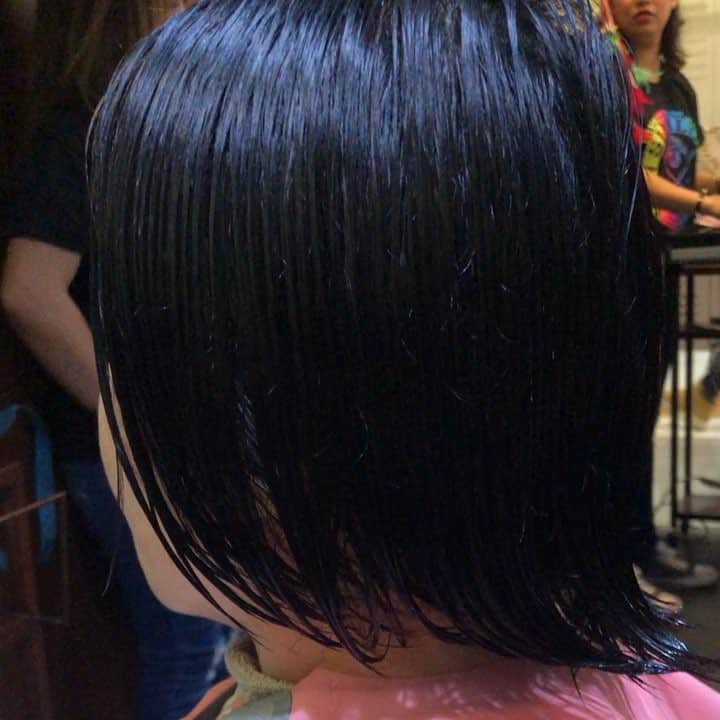 のインスタグラム：「留学のお客様をカットさせていただきます✂️✂️ . .  #before #DONNA #ドンナ #アジアビューティーカレッジ #AsiaBeautyCollege #ヘアスタイル #ヘアカラー #ヘアアレンジ #セブ留学 #美容留学 #語学留学 #海外美容師 #海外スタイリスト #海外生活 #海外留学 #美容学生 #海外美容室 #海外ヘアサロン #海外で美容師 #セブ美容 #セブ島 #美容師転職 #美容師募集 #instahair #hairstyle #hairstagram #海外就職希望 #就活中 #日系サロン #セブシティ」