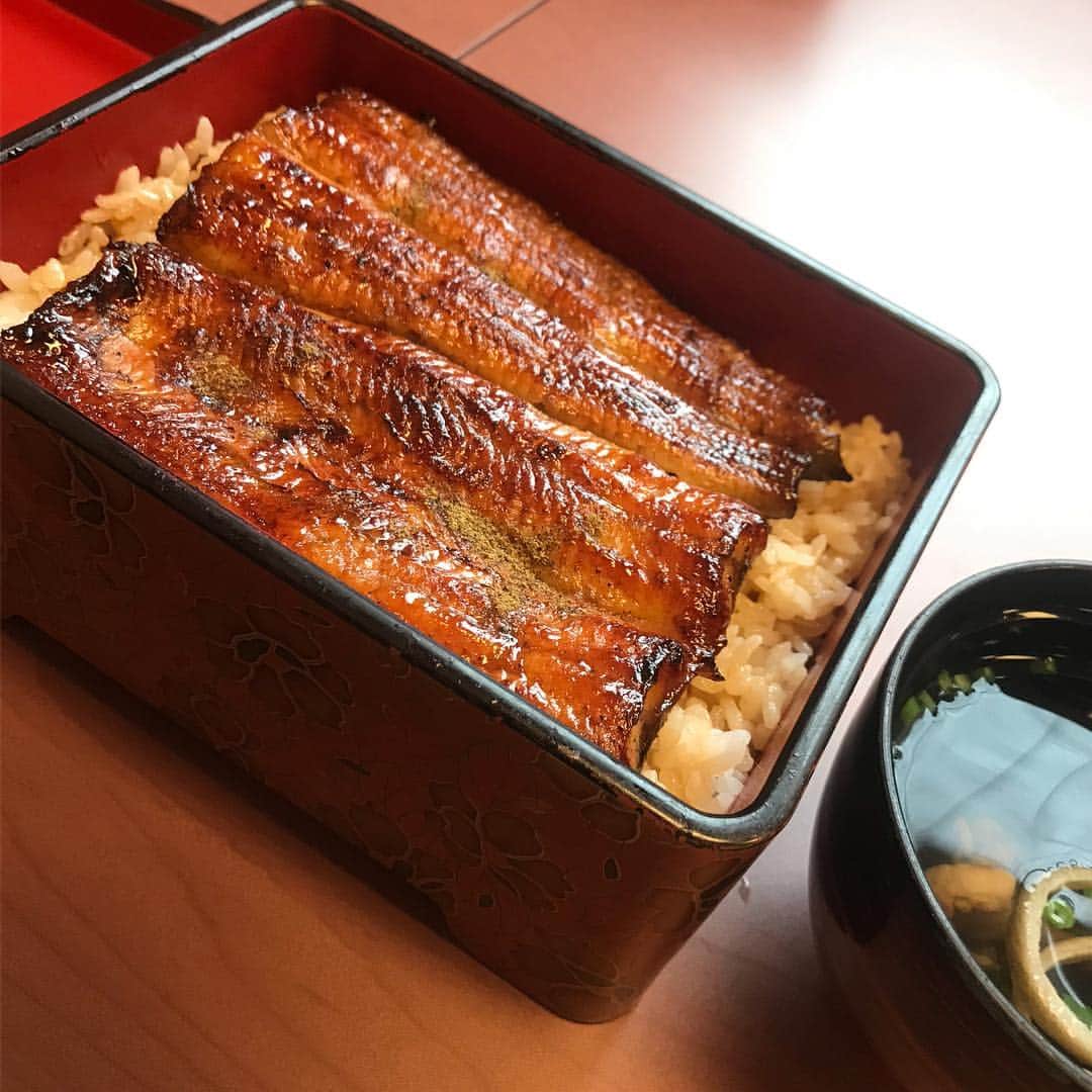のインスタグラム：「JJ時代にお世話になったお二人と 山崎屋の鰻をパクパク 変わらず素敵でパワフルです😊✨ #うな重#山崎屋#JJ時代」