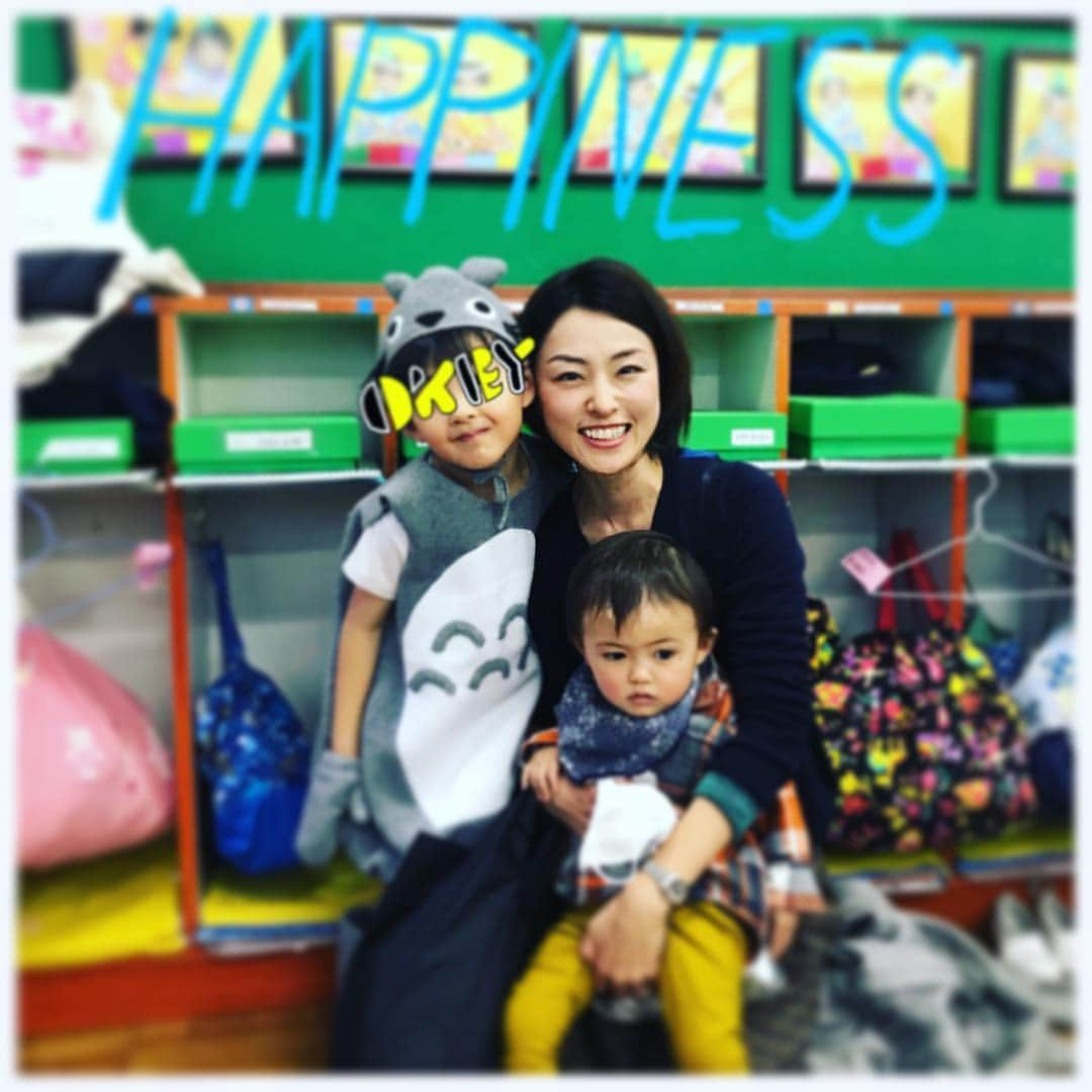 木下あゆ美さんのインスタグラム写真 - (木下あゆ美Instagram)「無事に幼稚園の発表会終わりました😌  運動会の時は必死になってお遊戯を家でもお稽古しましたが、今回は本人任せに…。ちょいちょい間違えてるところもあったけど、笑顔で楽しく踊れてました。家ではふざけてばっかりなのに！  息子の外面を見た気がしました笑  #意外と #トトロ #発表会 #外面ってやつ #YouTubeで同時中継あり」2月27日 16時55分 - ayumi_kinoshita13121982