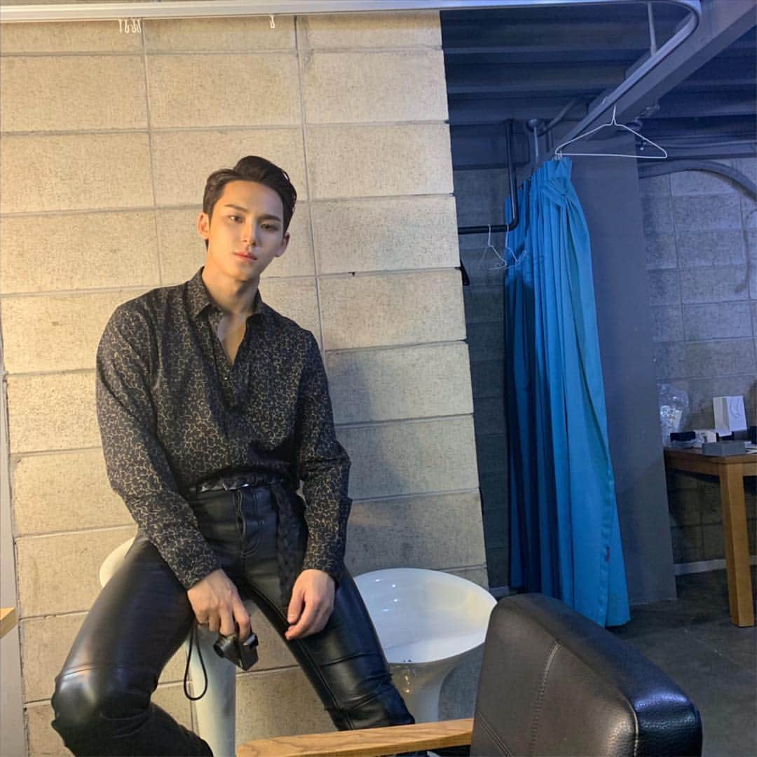 ミンギュのインスタグラム：「🖤📷🖤 #Dazed」