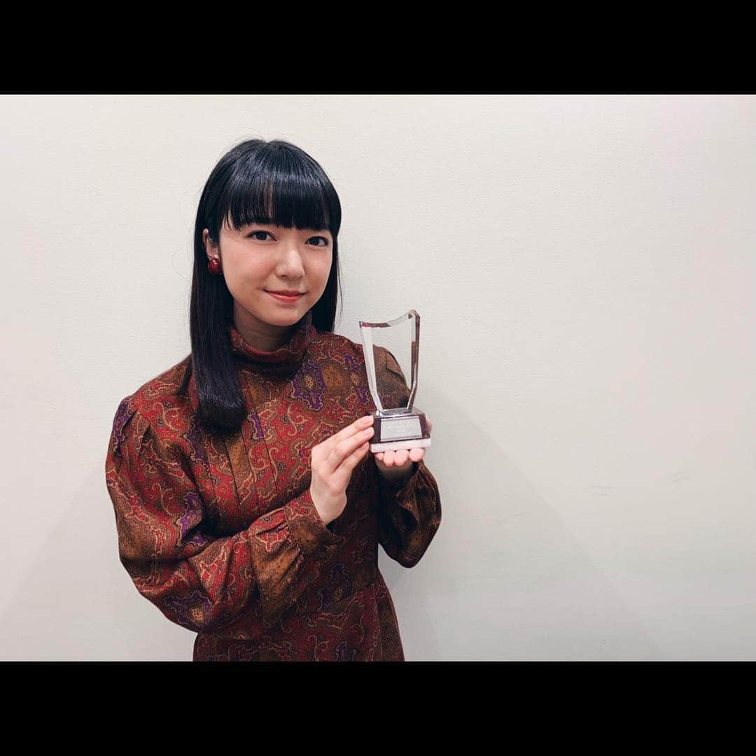 上白石萌音さんのインスタグラム写真 - (上白石萌音Instagram)「WOWOW「勝手に演劇大賞2018」で新人賞をいただきました。 「火星の二人」のさやか、 「ナイツ・テイル」のフラヴィーナと共に、 もがいて笑って泣いて、とにかく幸せだった2018年。 それぞれの作品でご一緒させていただき、沢山のことを教えてくださった、大好きな、憧れの方々に、心から感謝しています。 そして劇場に足をお運びくださったお客様方にも大きな感謝を。 大好きな舞台にこれからも立てるように、益々精進します🙇‍♂️ ナイツテイルはミュージカル賞も。嬉しいな。また会いたいな。☺︎」2月27日 17時20分 - mone_kamishiraishi