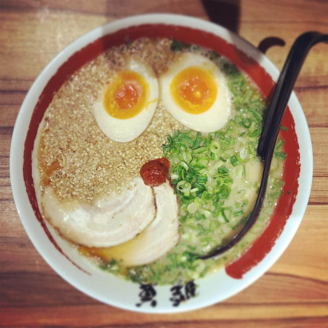 松谷ヒロキのインスタグラム：「猫みたいなラーメン。  Ramen like a cat's face  #かなり前のラーメン #現実逃避 #ギックリ腰で現実逃避  #円スタグラム #art #lights  #food #iPhone7plus #focus #cool #kawaii #japanese #comedian #tokyo #japan #love #instagood #instalike #webstagram #follow #followme #followforfollow #写真 #アート #おうちごはん #料理男子 #まつたにめし」