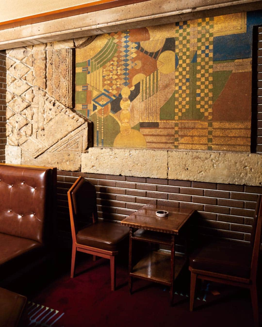 Imperialhotel_jp_帝国ホテル 公式さんのインスタグラム写真 - (Imperialhotel_jp_帝国ホテル 公式Instagram)「The Old Imperial Bar, our main bar, features Oya stone and terracotta reliefs used in the 1923 Main Building by Frank Lloyd Wright. #imperialhoteljp #imperialhotel #imperialhoteltokyo #hibiya #ginza #tokyo #japan #travellermade #oldimperialbar #帝国ホテル #帝国ホテル東京 #日比谷 #銀座 #東京 #カクテル #オールドインペリアルバー #帝國飯店東京 #帝國飯店 #임페리얼호텔도쿄 #임페리얼호텔 #도쿄호텔 #긴자」2月27日 18時08分 - imperialhotel_jp_official