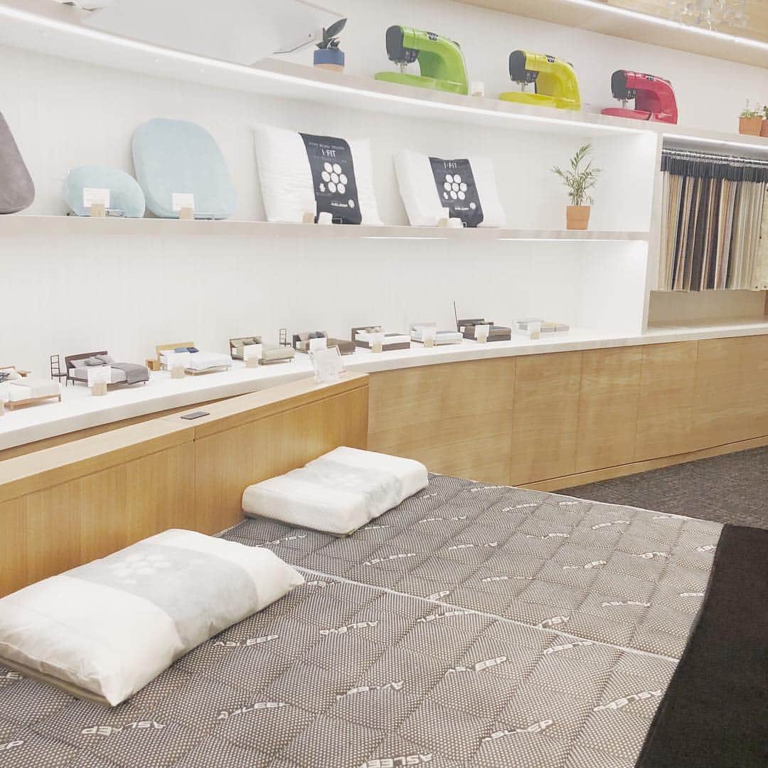 COCON AOYAMA｜ASLEEPコンセプトショップのインスタグラム：「.⠀ 毎日の睡眠を心地いいものにしませんか？💫 いつでもお待ちしております。 ⠀ . "質の高い眠り"を追求するASLEEP（アスリープ）のコンセプトショップCOCON AOYAMA 自分に最適なマットレスが3分でわかる「姿勢診断システム」体験を実施中 . . ▶アスリープの詳細はプロフィール（@cocon_asleep ）のリンクから🥺❤️ ⠀ ⠀ #coconaoyama #アスリープ #アイシンベッド #ベッドメイキング #マットレス #ベッド #寝室 #AOビル #青山 #表参道 #インテリア #インテリアコーディネート #ひとり暮らしインテリア #ひとり暮らし部屋 #マイルーム #ホワイトインテリア #インマイルーム  #ベッドの上 #flatlay #myroom #bedroom #bedroomdecor #ベッドルーム #寝室インテリア  #ベッドの上 #onthebed #毛布 #毛布ラブ #毛布の上で #毛布が好き」