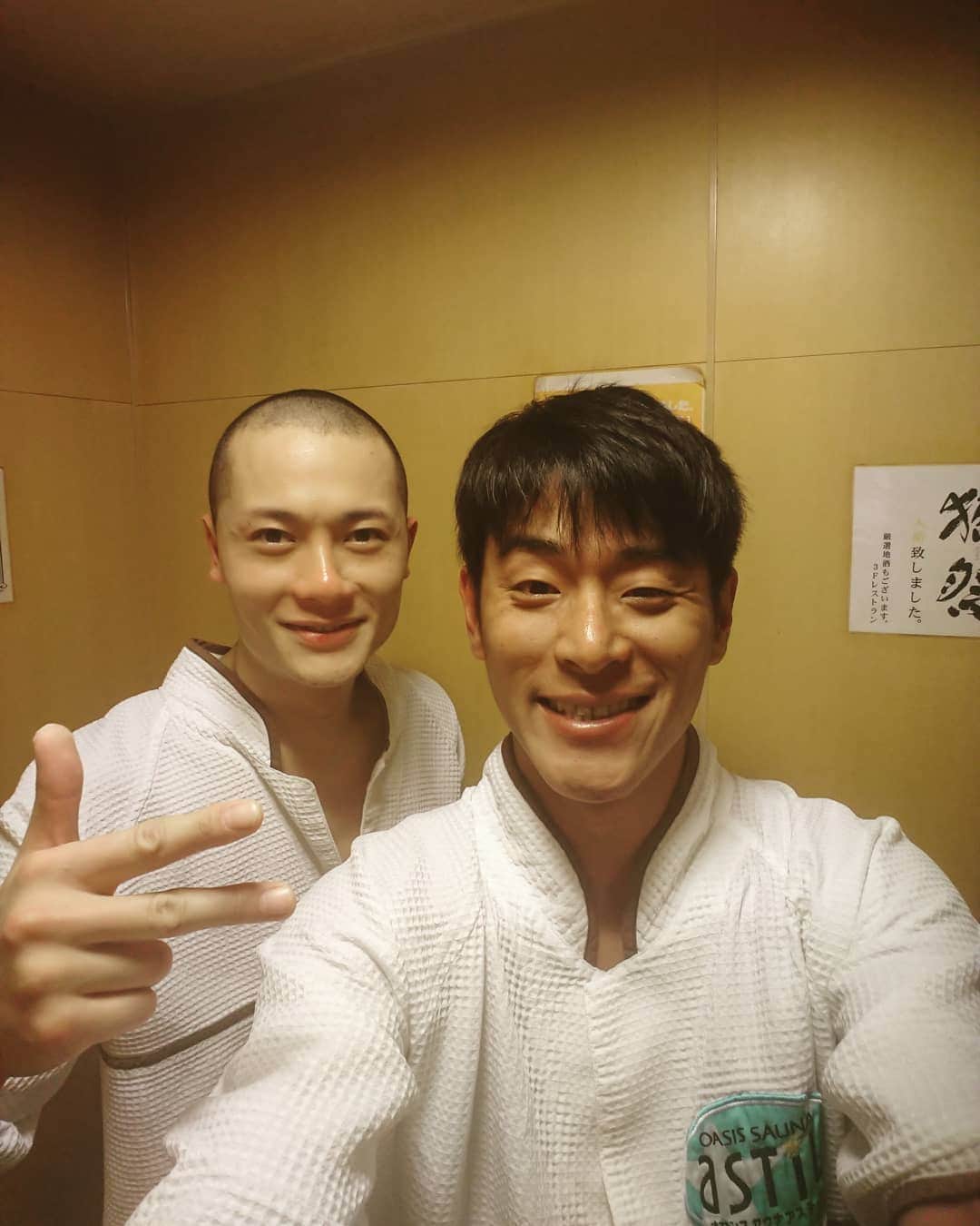 永井佑一郎さんのインスタグラム写真 - (永井佑一郎Instagram)「バッツネとバッタリ！  #バッドナイス常田 と新橋のサウナの喫煙所でバッタリ！  バッツネとは番街中でバッタリ会う芸人さん率NO1！  こないだも代々木八幡であったばっかり。  喫煙所で少しお笑いの話しして  お互い頑張ろうと握手(笑)🤝 俺バッツネ好きなんすよねぇ～  あとバッツネ白さが俺の黒さを引き立てる………。 #永井佑一郎」2月27日 18時42分 - yuichirou_nagai