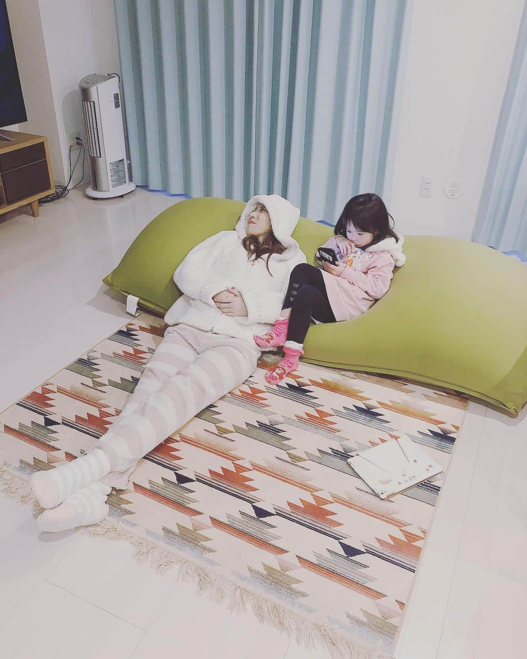 鈴木奈々さんのインスタグラム写真 - (鈴木奈々Instagram)「お兄ちゃんのお嫁さんと姪っ子が、 うちに遊びに来てくれましたー♡♡♡ リビングでくつろいでます^_^ うちのカーテンはニトリです！！ ヨギボーは旦那さんの誕生日に、 プレゼントしましたー♡♡♡ #うちのリビング #茨城県 #2ldk賃貸」2月27日 18時59分 - nana_suzuki79