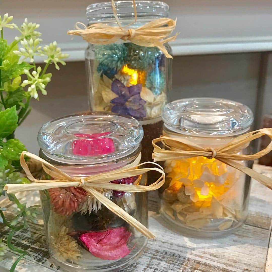のインスタグラム：「【ホワイトデー】 . こんにちは、オアシス店です☺️ . 置くだけ❗️かわいい😍✨ 『ボヌールグラスポプリ』💐 ． ギフトにオススメです💖 .  ボヌールグラスポプリ ¥1.300+tax ． ． キャンドルハウス オアシス店 〒519-0166 三重県亀山市布気町801-1 亀山ハイウェイオアシス館内 TEL : 0595-84-0880 【営業時間】9:00〜20:00  年中無休 ． #カメヤマキャンドルハウス #kameyamacandlehouse #カメヤマローソク #カメヤマ #キャンドルハウスオアシス店 #キャンドルのある風景 #サンシャインパーク #亀山PA #ハイウェイオアシス #亀山市 #三重県 #東名阪  #キャンドルホルダー #ホワイトデー #ギフト #プレゼント ＃お土産 #ホワイトデーギフト #癒し ＃綺麗 ＃オススメ#LED#ポプリ#ドライフラワー#インテリア#オシャレ」