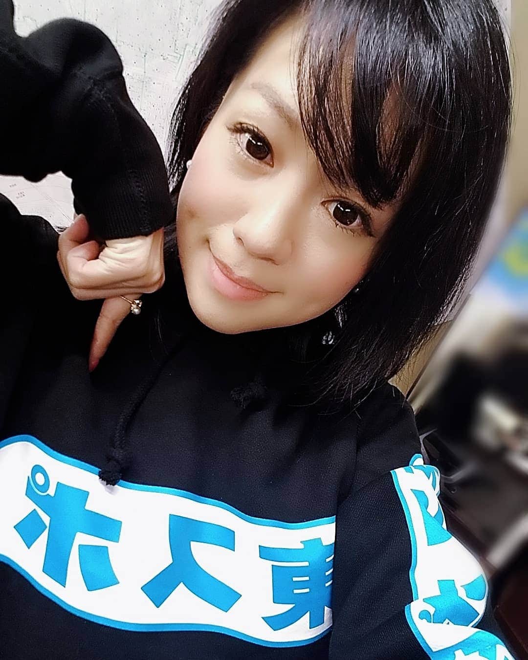 上西小百合さんのインスタグラム写真 - (上西小百合Instagram)「東スポパーカーが届いた❤❤❤ これで漸く私も東スポのマスコットガール就任かな❤たけしさんに東スポ映画大賞授賞式に呼んでいただいたこともあるし❤ということで、明日の大スポで私がタイガースの話をしているので必ず買うこと❗買い忘れたらもう可愛く撮れた自撮りをアップしてあげません❗❗❗」2月27日 19時13分 - uenishisayuri