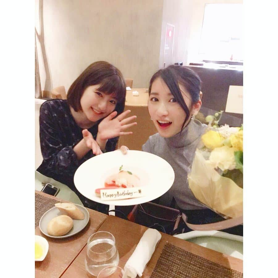 加藤一華さんのインスタグラム写真 - (加藤一華Instagram)「. 誕生日当日の夜🌟 ボンボンTVをいつも支えて下さってるスタッフの皆さんに誕生日を祝っていただきました😭✨ . サプライズのお花とデザート😳💐 こんな幸せ味わっていいのか私！！と思うくらい😂 なんて素敵なバースデーナイト🎂 . 恵まれてるなぁ😂✨👏 二月が終わる前に載せる！！！ すべりこみ〜〜✌️笑笑 . #me #girl #flower #いちなる #加藤一華 #いっちー #ボンボンTV #birthday #happy #誕生日 #バレンタインデー #valentine #valentineday #fun #party #february」2月27日 19時47分 - ichika_kato