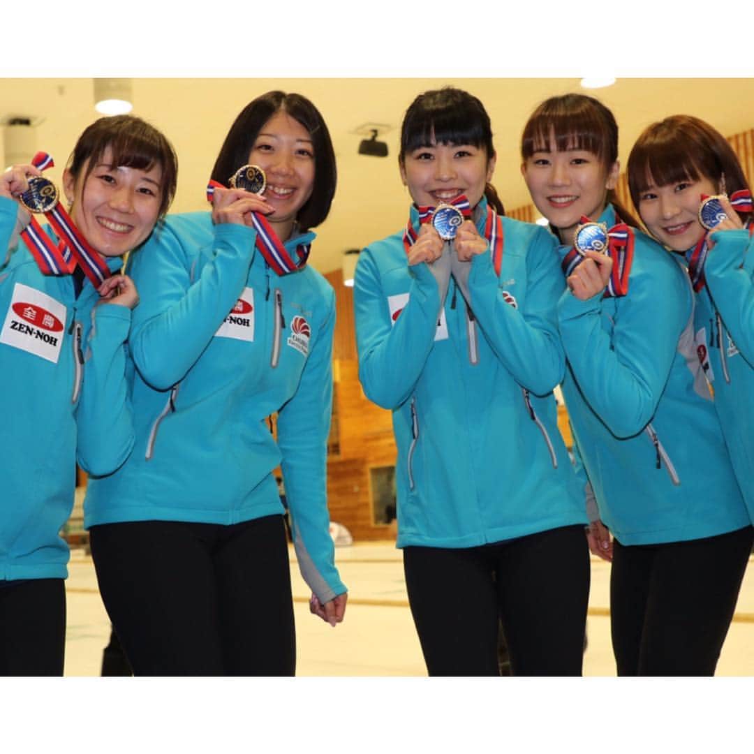 北澤育恵のインスタグラム：「遅くなりました🦶 🏆日本選手権優勝しました🏆 みなさん沢山の応援ありがとうございました👏👏👏👏 色々ハプニングがあったけど、とってもチームらしさが出てました🤣 世界選手権もがんばろね🤚🤚 #中電#curling #日本カーリング選手権 #もろちゃん #みんな #👆thankyou  #instagood」
