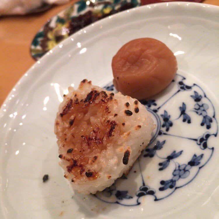 粟生隆寛さんのインスタグラム写真 - (粟生隆寛Instagram)「昨日、世界の山田さん @sekainoyamada に誘っていただき『やきとり心香』  ねぎマ（ねぎマリネ）・軍鶏の一枚焼き・フォアグラ串・フォアグラのせパン・焼きおにぎり・親子丼 美味しかった ご馳走さまでした さすが世界の山田さん 相変わらずオモロイ🤣爆笑 . #世界の山田 #心香 #西麻布 #焼き鳥」2月27日 19時57分 - takahiro_aoh