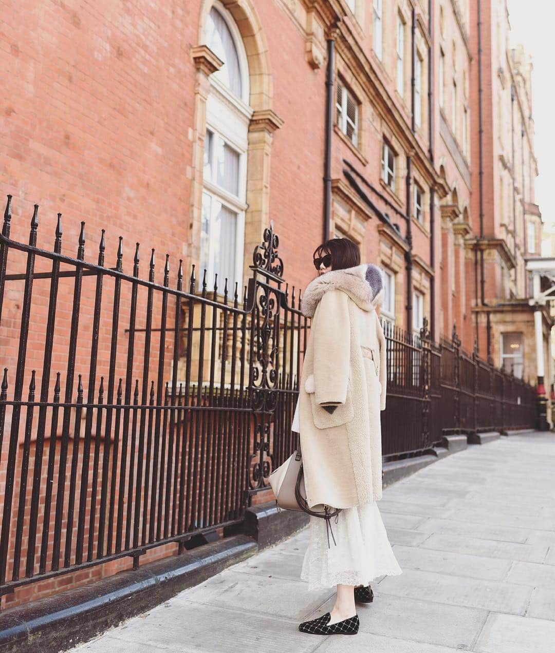 辻莉紗子のインスタグラム：「ロンドンより、久しぶりのoutfitポスト🇬🇧❤️朝夜はまだ寒いけれど、日中は大分春めいてきました🍀#outfit #london #instafashion」