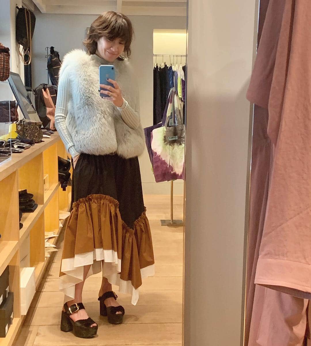 風間ゆみえのインスタグラム：「きのう出かけPLAN Cからお買いもの熱が高まり今日また素敵なスカート見つけた♡ @superamarket ・ ・ ＊PLAN Cでのお買いもの、 @mimollet マガジンに本日アップしました‼︎ ぜひチェックして下さいね(๑˃̵ᴗ˂̵) #yumie_k_style」