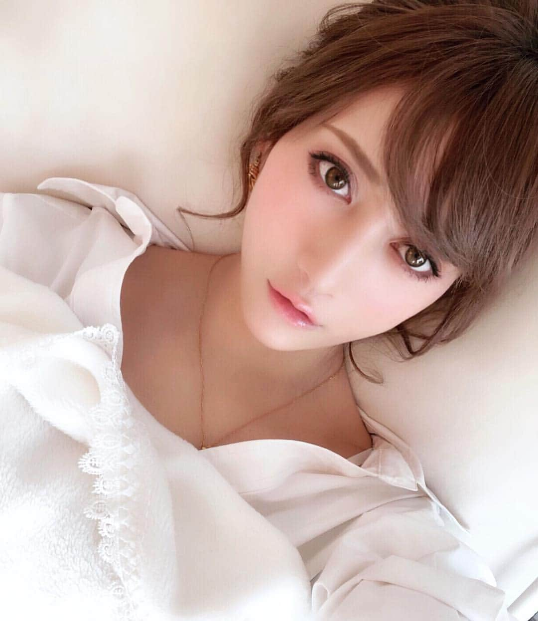 加賀美早紀さんのインスタグラム写真 - (加賀美早紀Instagram)「とっても真顔ですが ごきげんです。 皆様 お誕生日メッセージ ありがとうございました✨✨ 34歳 素敵な年になる気がします❤️ これからも 宜しくお願い致します💋💋 . p.s ちゃんと母親に感謝伝えましたw * * #感謝 #加賀美早紀」2月27日 21時34分 - kagami_saki