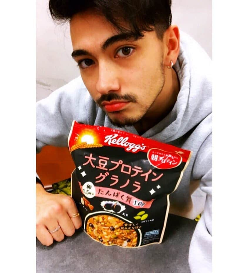 石倉ノアさんのインスタグラム写真 - (石倉ノアInstagram)「ケロッグ .. . 筋トレしてから食生活にも気遣い始めて、たんぱく質は、夜にまとめて摂るよりも朝が効果的らしいから朝に食べるっていう新しい習慣ができました😊⭐️ 身体の中からのケアが大切だね！ 朝とか時間なくて、いっつもバタバタしとるから手軽に食べれて、筋肉にいいからはまってる🍖🍖 . .. #PR #ケロッグ #大豆プロテイングラノラ #新発売 #朝プロテイン #プロテイン #朝活 #instagood  @kellogg_japan_official」2月27日 21時55分 - zeppelin.noah