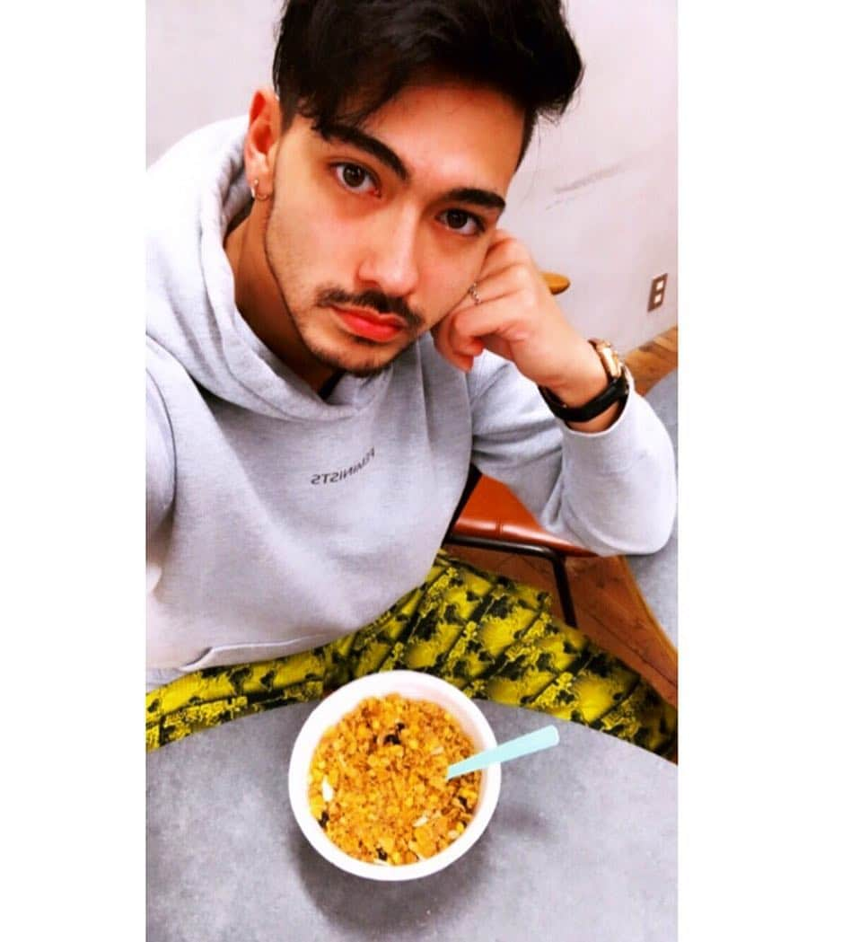 石倉ノアさんのインスタグラム写真 - (石倉ノアInstagram)「ケロッグ .. . 筋トレしてから食生活にも気遣い始めて、たんぱく質は、夜にまとめて摂るよりも朝が効果的らしいから朝に食べるっていう新しい習慣ができました😊⭐️ 身体の中からのケアが大切だね！ 朝とか時間なくて、いっつもバタバタしとるから手軽に食べれて、筋肉にいいからはまってる🍖🍖 . .. #PR #ケロッグ #大豆プロテイングラノラ #新発売 #朝プロテイン #プロテイン #朝活 #instagood  @kellogg_japan_official」2月27日 21時55分 - zeppelin.noah