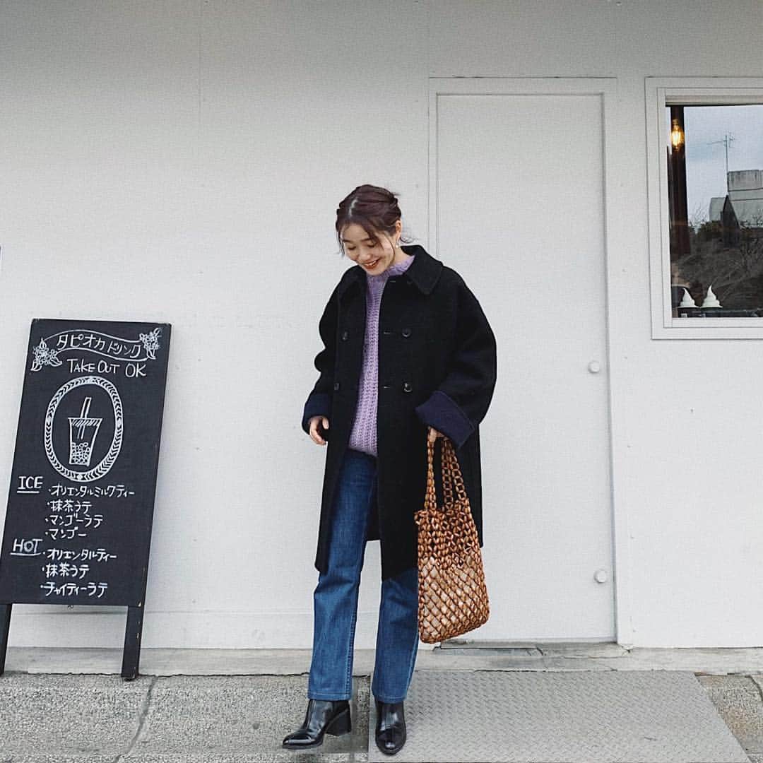 猪鼻ちひろのインスタグラム：「🥨💜👖﻿ 今更だけれどこのアウター今季イチお気に入りだったな☺️﻿ ﻿ @oshimarei さんから この生地は、ドイツのシャトル織機で今は稼働台数も少なく、とても希少価値のあるもので、それでいて一重仕立ての80%手縫いetc…と説明を聞いて、袖を通してああ納得。﻿ リバーシブルでお洒落なデザイン且つ暖かくて軽い最強なもの。﻿﻿ 「授業参観にも着ていけるし！﻿」﻿ って盛り上がってちょっと奮発した大人なアウター。﻿﻿ うん、授業参観の予定はない☺️﻿﻿ ﻿﻿ #outer @machupichu_shop ﻿ #pierce @from_chiro ﻿﻿ #knit @casa_fline ﻿﻿ #denim @apc_paris﻿﻿ #bag @casselini_official ﻿﻿ ﻿ #大切にします #ちひろのお洋服 #150cmコーデ #低身長コーデ #150センチコーデ #150センチ」