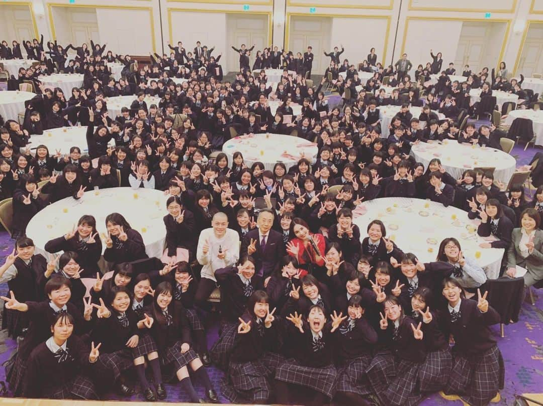 平野ノラさんのインスタグラム写真 - (平野ノラInstagram)「卒業おめでとバブリー🌸  #好文学園女子高等学校  #立ってるその場所が #お立ち台 #自分らしく好きな様に舞え #バッドナイス常田 さん #平野ノラ #okバブリー  #卒業おめでとう」2月27日 22時11分 - noranoranora1988