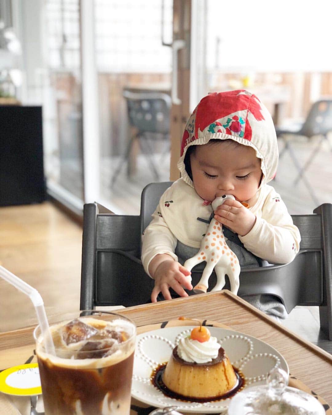 HALCALIのインスタグラム：「🍒🍮🦒🍒🍮🦒🍒🍮🦒🍒 #8monthsold #生後8ヶ月 #むすめ #baby_fashion #minaperhonen #家と庭 #プリン #chihiphoto」
