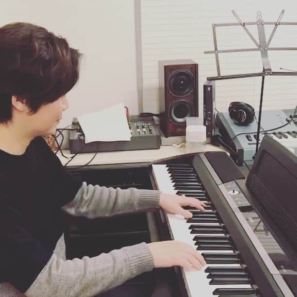 naoのインスタグラム：「作曲の合間の即興曲。 テーマ 癒し系。自分で自分を癒してます（笑）。 #即興」