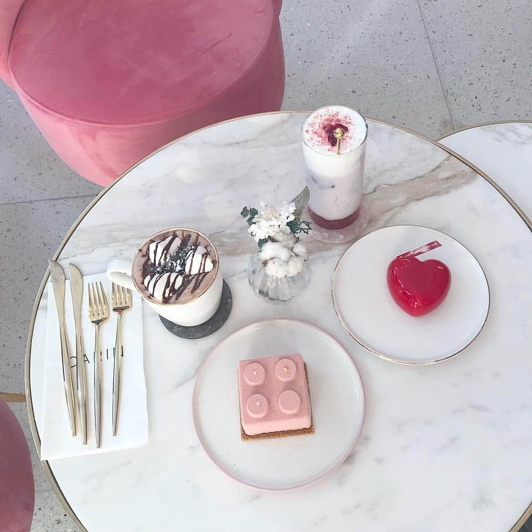 かれんのインスタグラム：「. 弘大のカフェ もうほんとになにもかもがかわいかった❤︎ . .」