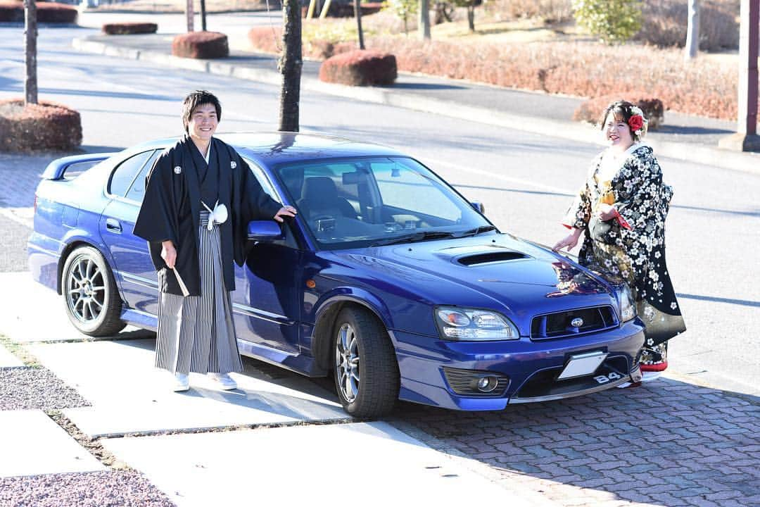 フォトジェニック サクラスタジオのインスタグラム：「. 車好きのご新郎様🚙 ご自慢の愛車と一緒に撮影させていただきました😉💕 ご新郎様は、とても温かくいつもニコニコされている穏やかな方でした☺️✨ . #フォトジェニックサクラスタジオ #結婚式前撮り #フォトスタジオ #車好きのご新郎様 #太陽のように温かい方」