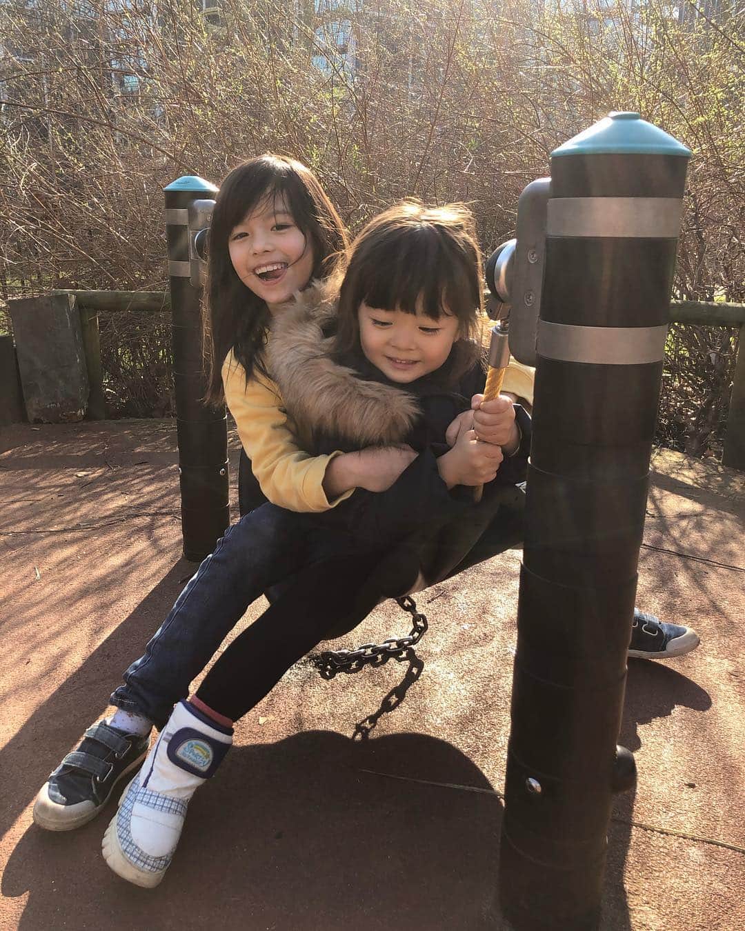 中岡由佳さんのインスタグラム写真 - (中岡由佳Instagram)「Hyde Parkを散歩。リスを見たり、馬車を見ながらプレイグラウンドへ。Minaは7歳の可愛い女の子とお友達になり、仲良く遊んでいました。また会いたいね♡♡ #hydepark #london #japanese」2月28日 9時13分 - yuka_nakaoka