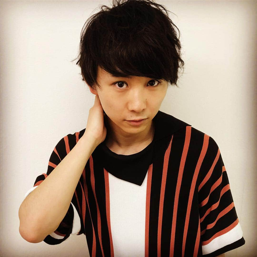 読売テレビ「ダウンタウンDX」さんのインスタグラム写真 - (読売テレビ「ダウンタウンDX」Instagram)「#須賀健太 #かっこいいやつ #（すき） #と #笑ってるやつ #（すき） #心の声漏れる  #スノーで撮っていいですよ #と言ってくださいましたが #いい顔はそのままお届けしたい精神 #スノー必要ないイケメン #素材の味 #あの子役だった須賀健太くん #24歳に #まだまだ若いけど #大人になった #セクシーになった #大人の魅力みたいな #見つめられると #照れる #超個人的意見なんですが #明るい髪の須賀くんが好き #ダウンタウンDX」2月28日 0時42分 - downtowndx