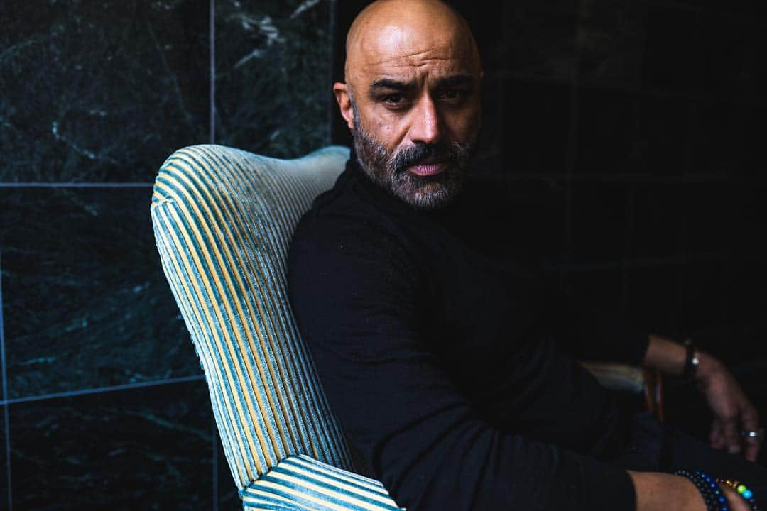 ファラン・タヒールのインスタグラム：「A favorite from #hamlet360 Have you checked out this amazing virtual reality performance? #hamlet #farantahir #actor #actorslife #hollywood #theatre」