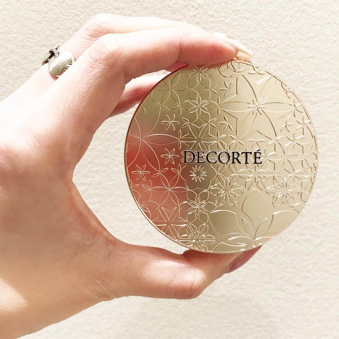 のインスタグラム：「@cosmedecortejp  フェイスパウダー  00番  #コスメデコルテ #フェイスパウダー #艶 #シルク #パウダー #化粧直し #さらさら #likeforlikes  #メイク #デパコス #購入品」