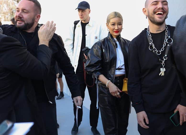のインスタグラム：「With the boys 🖤. 📸 @mrstreetpeeper @voguerunway #pfw」