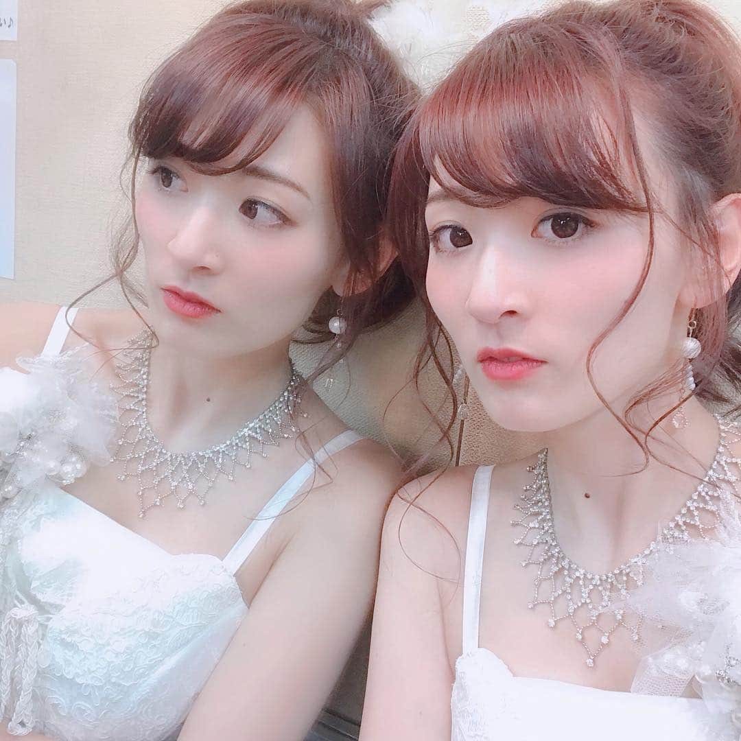 のインスタグラム：「一周回って楽しくて面白ければいい🌹  きっとそういうものだ ₍•͈ᴗ•͈₎ ふふーーーう。 ただただ、とにかく美味しいものが食べたい。 そろそろなにか美味しいものを食べないと、なにかしらのホルモンバランスが崩れそうだ！w  おやすみ😘❤️😴 #双子 #福田朱子 #鏡越し #笑顔 #smile #goodnight #sdn48 #2月終わるね #おやすみ #おはよう」