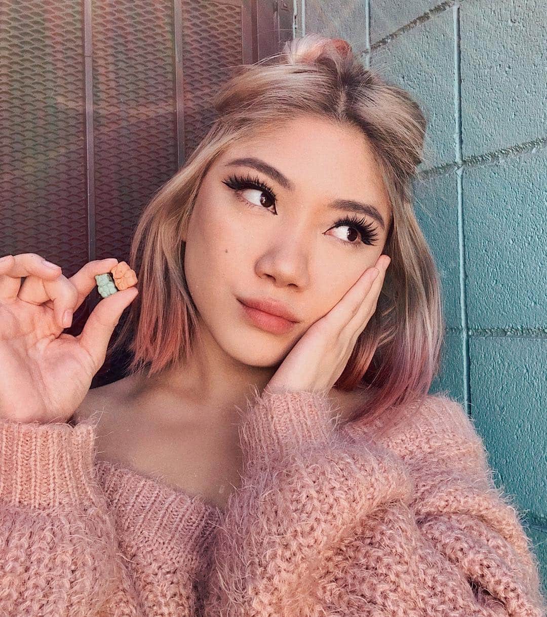 Marycakeさんのインスタグラム写真 - (MarycakeInstagram)「do we love a neon or pastel queen?? my tips are fading into a cute pastel rose color and im already thinking about my next move 🌈 big s/o to @sugarbearhair vitamins for keeping these locks manageable for my crazy hair endeavors ♡´･ᴗ･`♡ #sugarbearhair #ad」2月28日 9時56分 - marycake