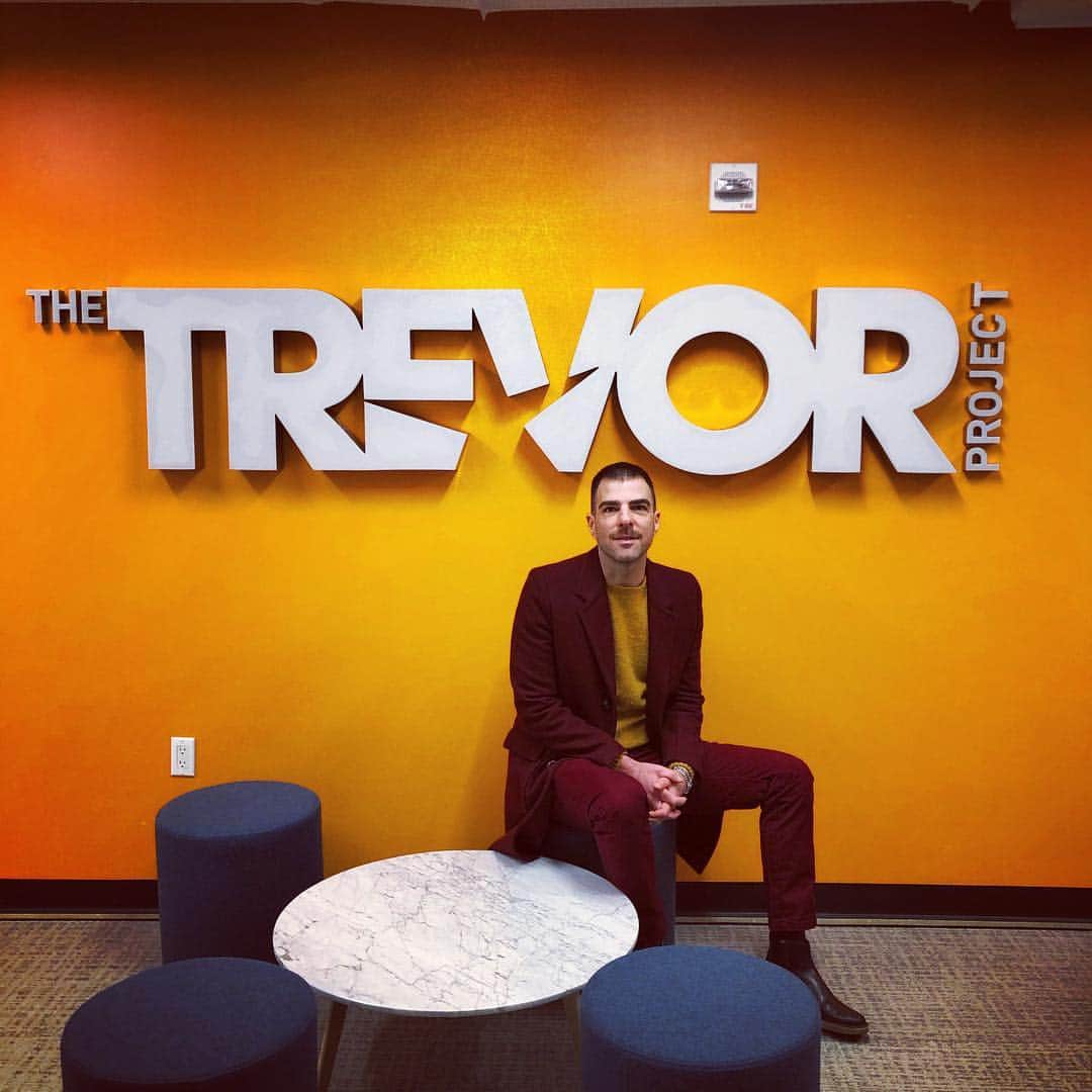 ザカリー・クイントのインスタグラム：「it’s always such an honor to support the incredible work of @trevorproject and be inspired by the profound difference they make in the lives of so many at risk LGBTQ youth. i am so grateful for the chance to tour their brand new NYC offices and meet some of the volunteers who are making a powerful and positive impact on the world!」