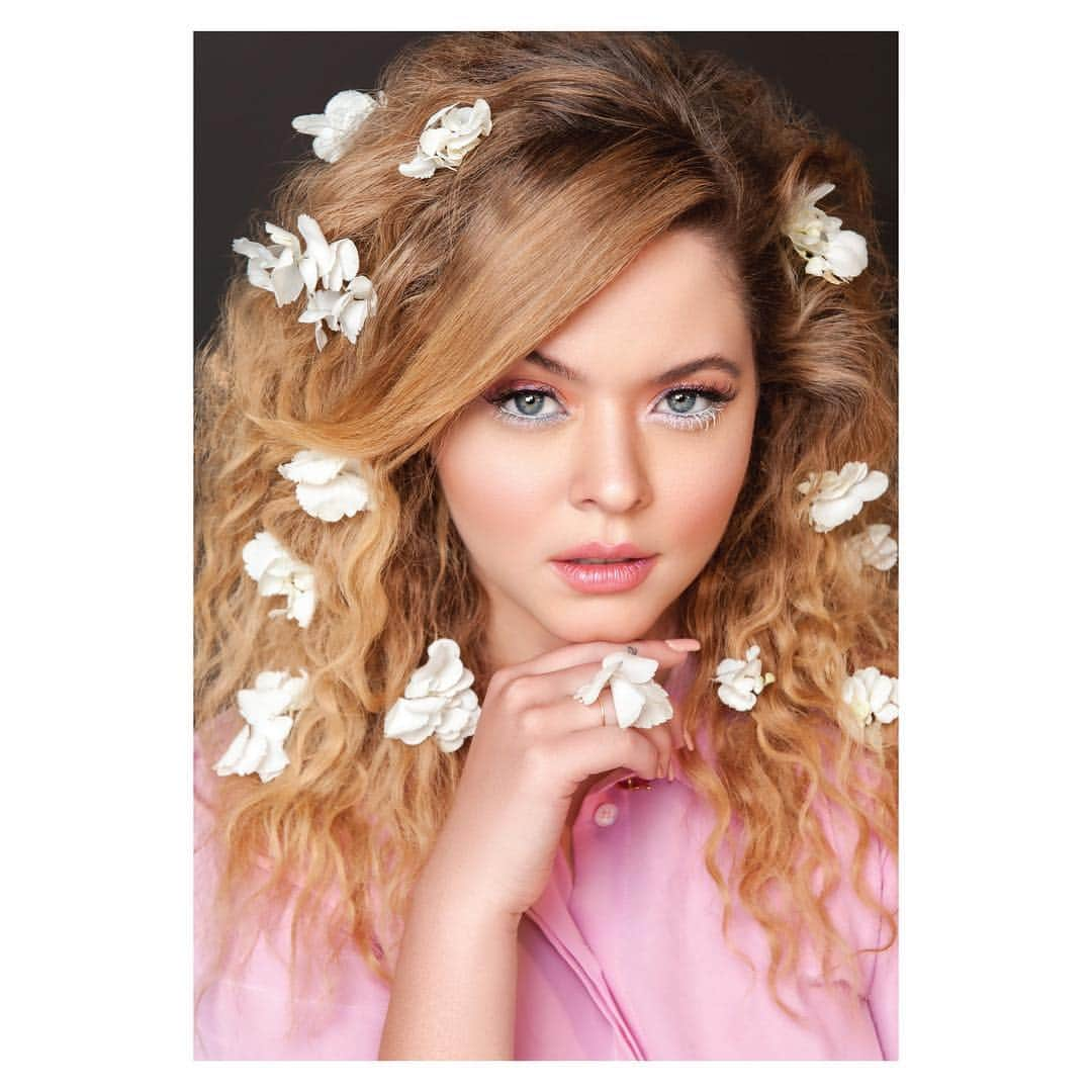 サーシャ・ピーターズさんのインスタグラム写真 - (サーシャ・ピーターズInstagram)「had so much fun shooting @inlovemag Spring beauty issue 🌸  can’t wait to get back in that dolce number when it stops snowing in Portland 😉 💃🏼」2月28日 7時05分 - sashapieterse