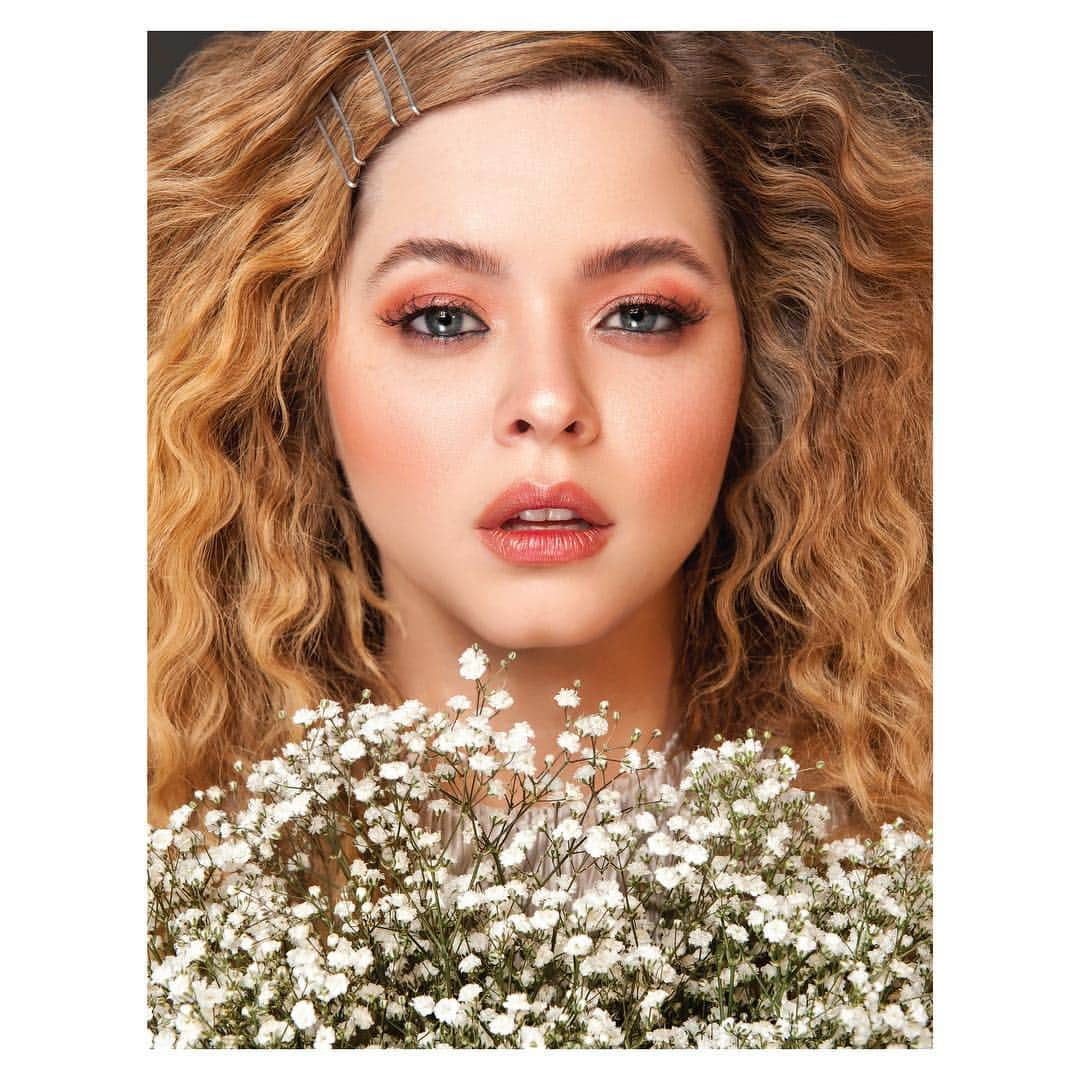 サーシャ・ピーターズさんのインスタグラム写真 - (サーシャ・ピーターズInstagram)「had so much fun shooting @inlovemag Spring beauty issue 🌸  can’t wait to get back in that dolce number when it stops snowing in Portland 😉 💃🏼」2月28日 7時05分 - sashapieterse