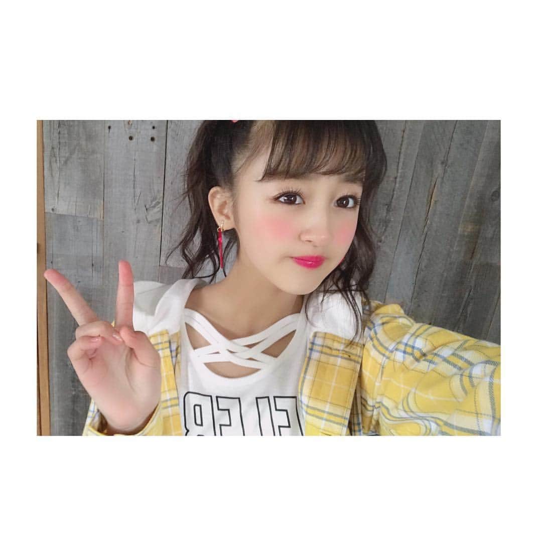 飯田珠璃のインスタグラム：「Ricca ricca❤ 新ブランド ・ クロスデザインのTシャツにワンピをコート風にはおってみました。(｡-∀-) 全国のファッションセンター しまむらｻﾝでゲットできます！！ ぜひ行ってみてください😚💓 ・ JSガール4月号もチェックよろしくお願いします。 #Liccaricca#しまむら#リッカリッカ#jsガール#js5#js」