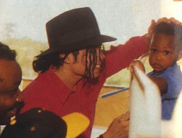 マイケル・ジャクソンさんのインスタグラム写真 - (マイケル・ジャクソンInstagram)「In February 1992, within 11 days Michael covered 30,000 miles in Africa to visit hospitals, orphanages, schools, churches, and institutions for mentally handicapped children. #MJHumanitarian」2月28日 7時54分 - michaeljackson