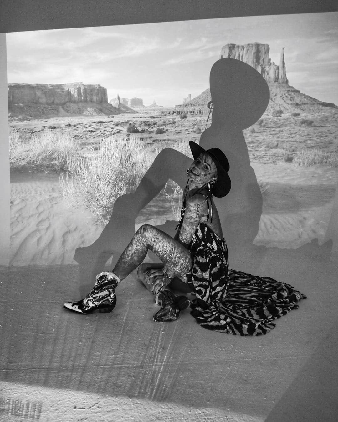 Juliett K.さんのインスタグラム写真 - (Juliett K.Instagram)「Coś innego niż zwykle 😁 Ponieważ cała najnowsza kampania #hmstudio #ss19 została stworzona w #arizona mogłam zaszaleć z tym tematem. @radekswiatkowski z miła chęcią zrealizował mój dziwny pomysł 😅 Jak Wam się podobają takie zdjęcia z projektorem? @hm #hmstudioss19 #Nevada #zebra #part1」3月15日 4時01分 - maffashion_official