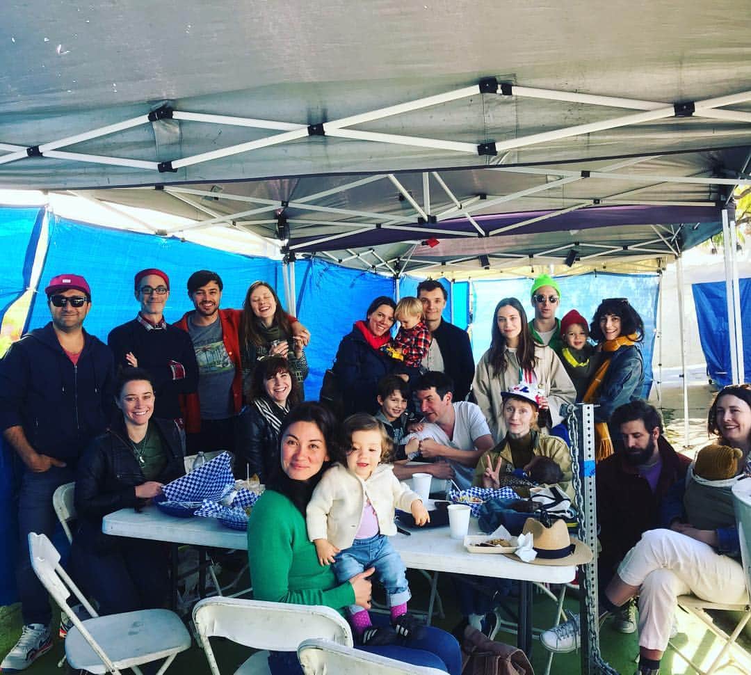 ヤニ・ゲルマンのインスタグラム：「idea for a show: every year a whole bunch of old pals meet up during pilot season at the silverlake farmers market and can someone pick up this show can I be on it forever」
