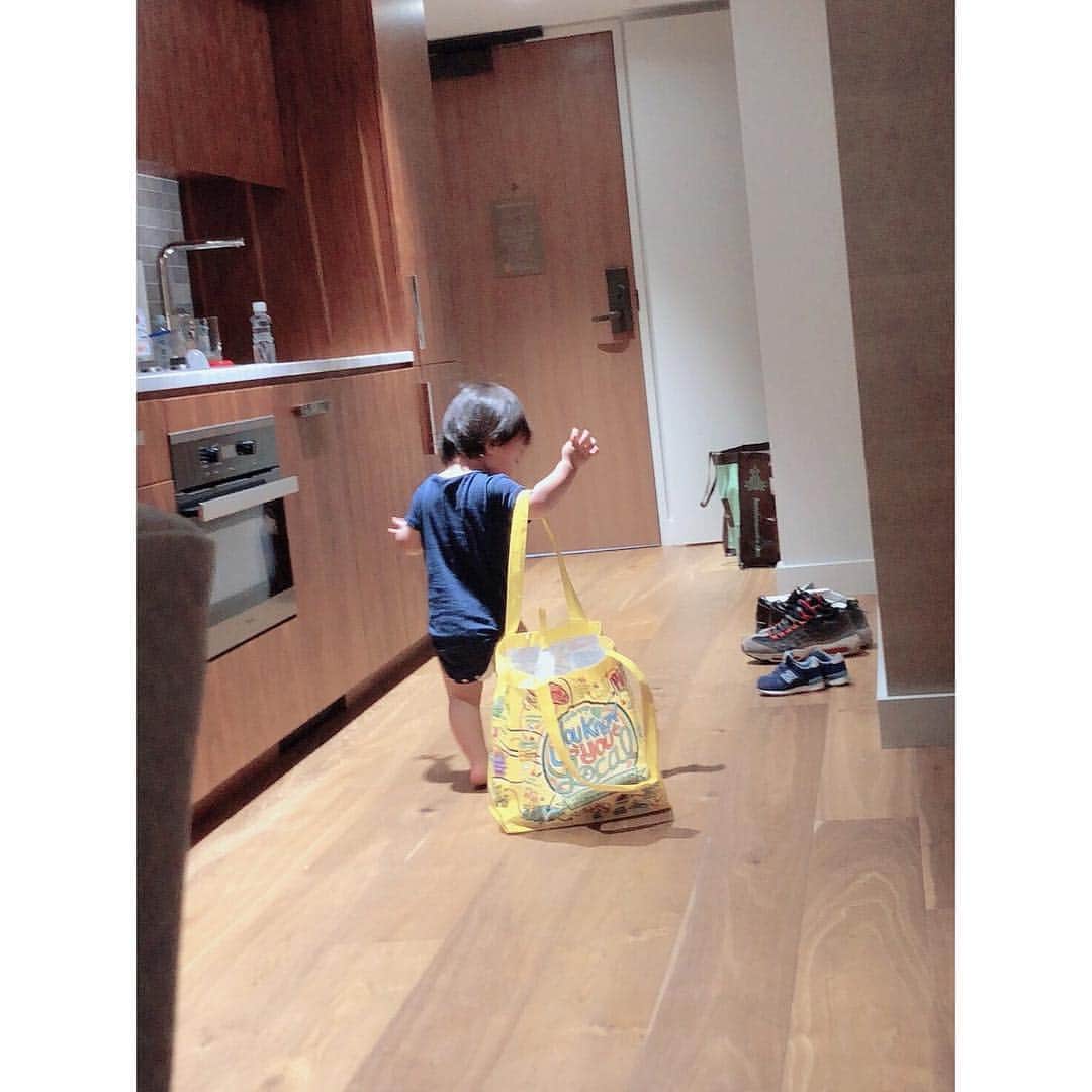 のインスタグラム：「パッキング中🧳🌟🌟🌟 #おちびーぬは袋にオムツを入れて運んでた😳😳😳 #ちゃんとパッキングお手伝いしてくれたよ〜」