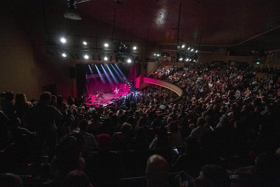 キャサディー・ポープさんのインスタグラム写真 - (キャサディー・ポープInstagram)「Soooo… about last night. 🖤 I got to play in my hometown at the mother church in front of a completely packed out crowd. Plus, you sang all of the words to my songs back to me. You could say I’m on cloud nine ☁️ #stages #GIRLTHEWORLDTOUR」3月15日 2時40分 - cassadeepope