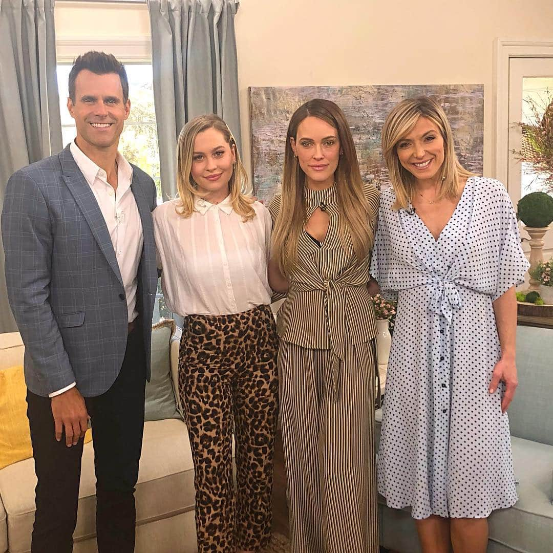 Peta Murgatroydさんのインスタグラム写真 - (Peta MurgatroydInstagram)「This is my step-daughter 😱 haha! @natashabure 🌸 loved seeing you again at @homeandfamilytv @faithhopelovemovie」3月15日 2時40分 - petamurgatroyd