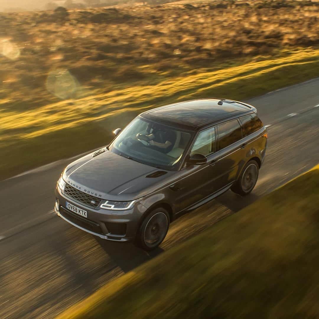 Land Roverさんのインスタグラム写真 - (Land RoverInstagram)「The #RangeRoverSport's potent powertrain options deliver breathtaking performance that's catered to your needs, wherever your day might take you.  #4x4 #Design #PerformanceSUV #LuxurySUV #Instacar #Carsofinstagram #Car #Cars #Sunset」3月15日 2時45分 - landrover
