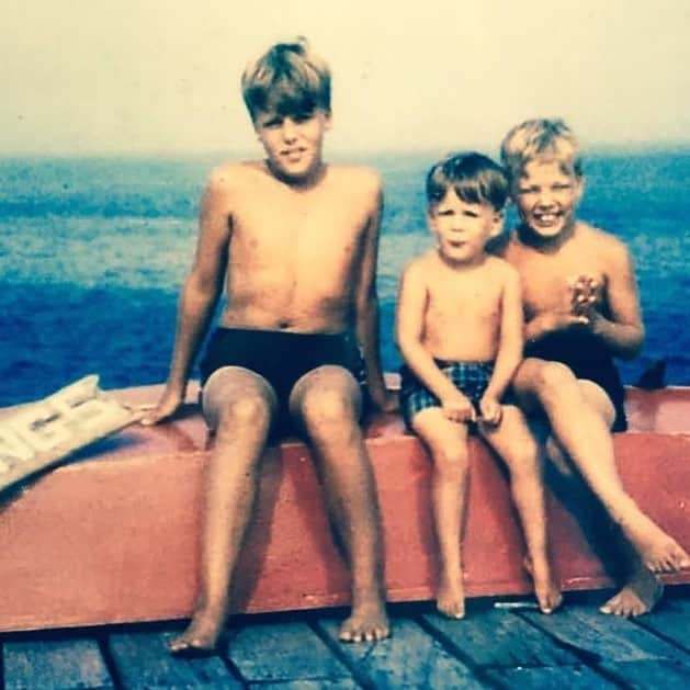 ジェイ・ハガリーさんのインスタグラム写真 - (ジェイ・ハガリーInstagram)「⛵️My mother had her hands full. Me & my big brothers & my favorite plaid swim trunks.No big deal. #70s #thekidsarealright」3月15日 2時48分 - jayhuguleyofficial