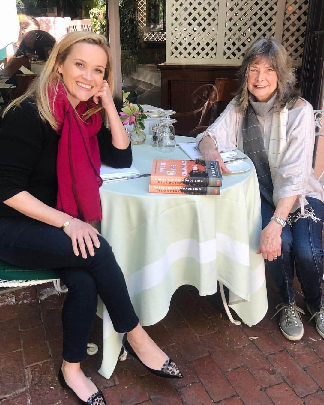 リース・ウィザースプーンさんのインスタグラム写真 - (リース・ウィザースプーンInstagram)「Loved seeing @authordeliaowens today! Do you know her debut novel, #WheretheCrawdadsSings has sold over 1 MILLION COPIES?! She is one of the most fascinating woman I have ever had the joy of meeting. Fun fact: she was born in Thomasville, Georgia but she worked as a wildlife scientist in Africa for over 20 years studying elephants & lions & hyenas. She told me the lead character of Kya was inspired by her study on the behavior of groups of female animals in the wild. How amazing is that? If you haven’t read her book, you should check it out!」3月15日 2時50分 - reesewitherspoon