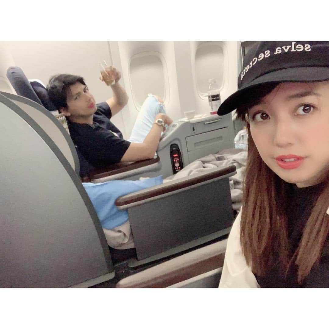 川崎希さんのインスタグラム写真 - (川崎希Instagram)「飛行機が飛んですぐ寝ちゃったおちびーぬ😴 隣の席に空きがあったみたいでキャビンアテンダントさんが1席使わせてくれたからのびのび寝かせられたよ〜✈️ #airplain」3月15日 2時53分 - kawasakinozomi